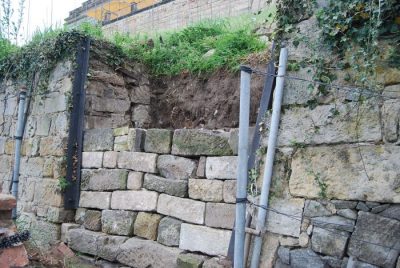 Neubau der Mauer an der alten Lingnerbahn
