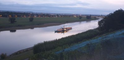Dampfer am Abend