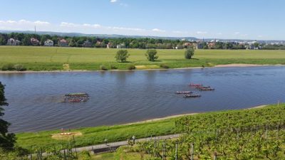 Drachenbootrennen mit Trommler und Anpeitscher