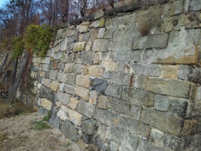 instand gesetzte Mauer